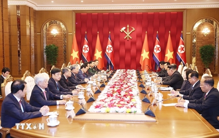 Vietnamese Party General Secretary holds talks with DPRK leader in Pyongyang